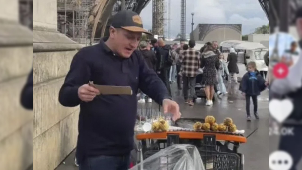 ¡Elotes a la Francesa! Latino vende bajo la Torre Eiffel y es un ÉXITO