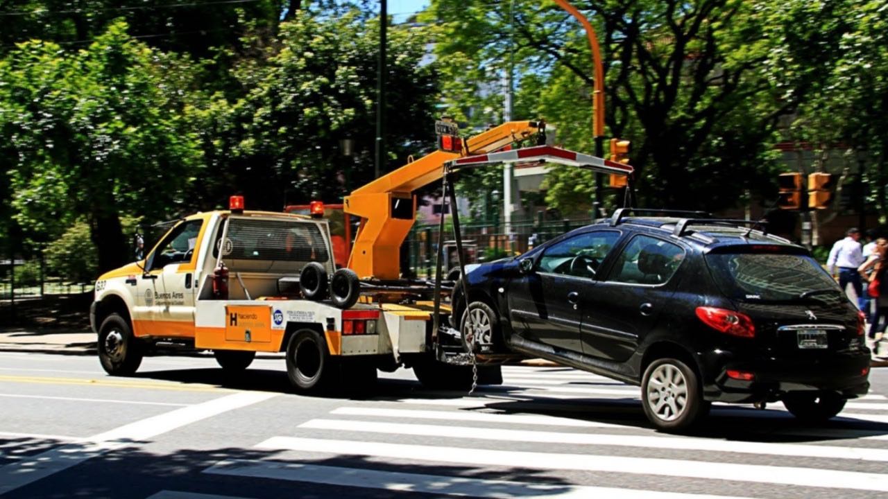 Mi auto se descompuso, vino la grúa y lo chocó… ¿Qué debo hacer?