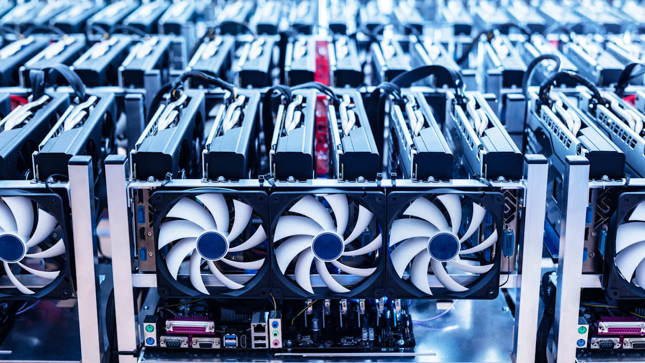 GANANCIAS de mineros de Bitcoin CAEN 72% desde su máximo histórico