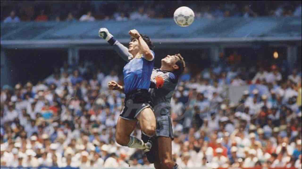 Sale a subasta el balón del gol de Maradona: “la mano de Dios”