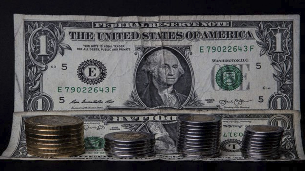 Este día el peso gana al dólar