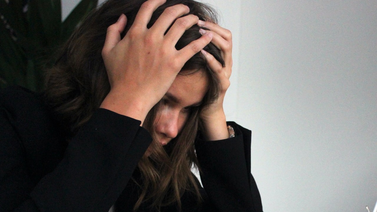 ¿Cómo el ENTORNO LABORAL puede AFECTAR mi SALUD MENTAL?