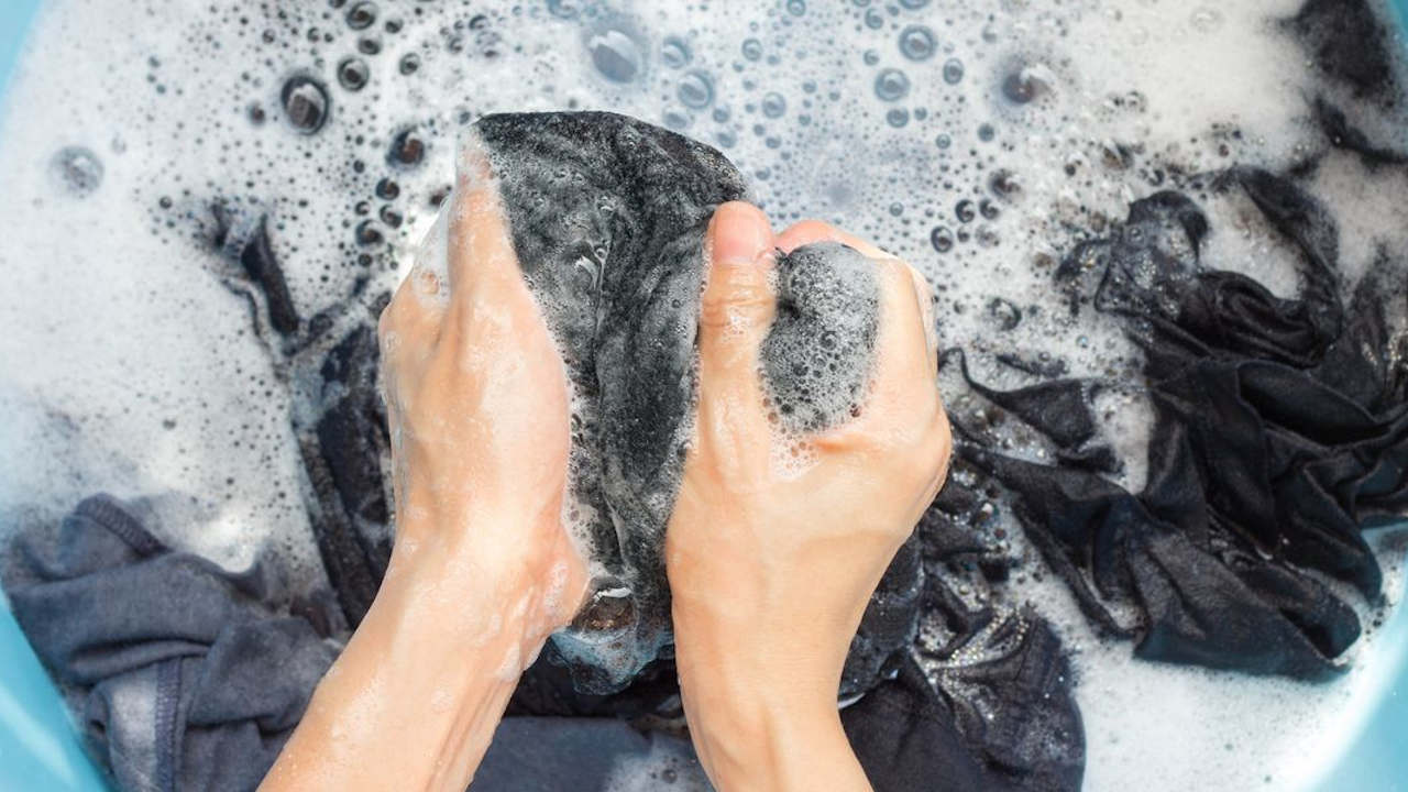 ¡No es un meme! CFE recomienda LAVAR A MANO para ahorrar