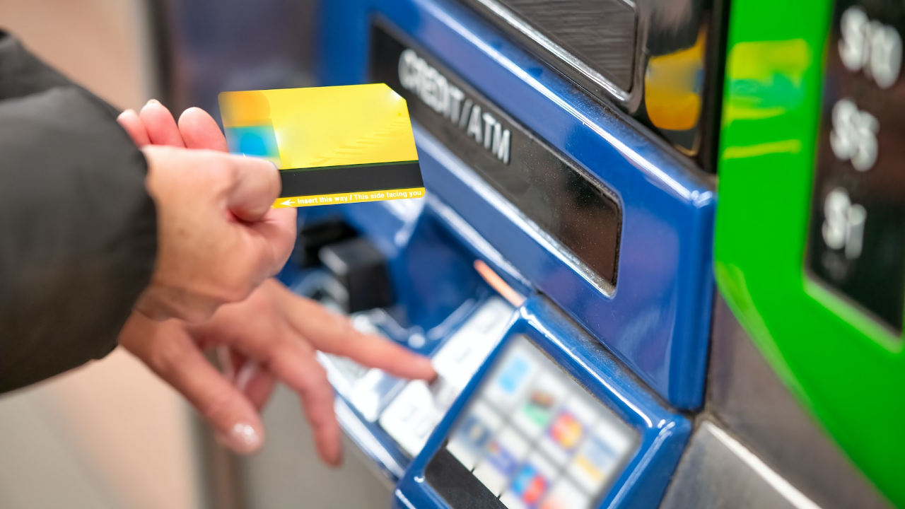 ¿Cómo le hago para sacar dinero en efectivo de mi tarjeta de crédito?