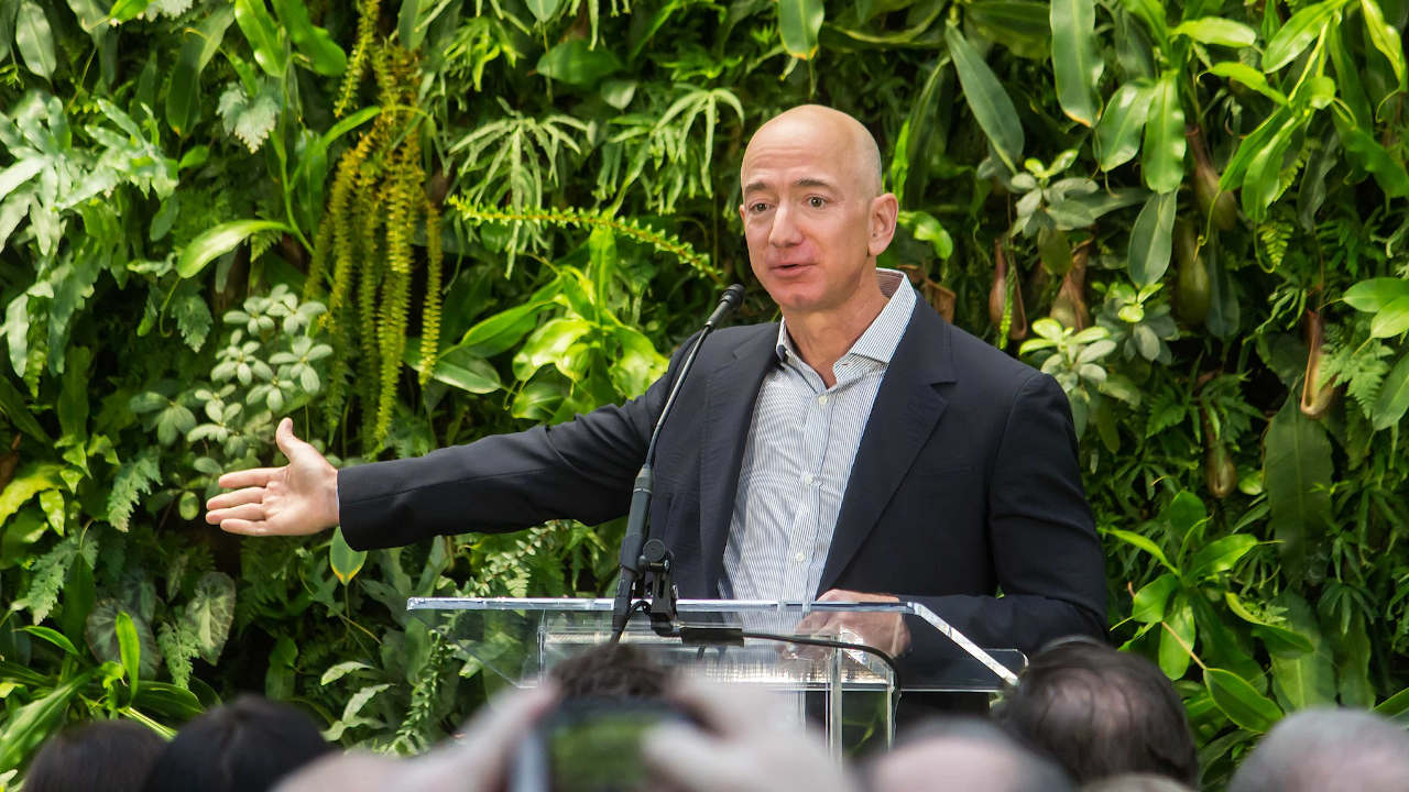 ¿Black Friday? Jeff Bezos dice que lo mejor es esperar y guardar el dinerito
