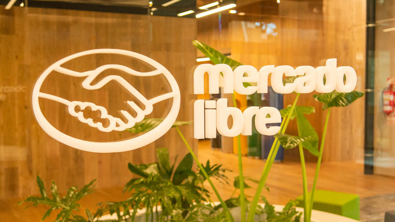 ¿Quién es el dueño de Mercado Libre y cómo inició la empresa?
