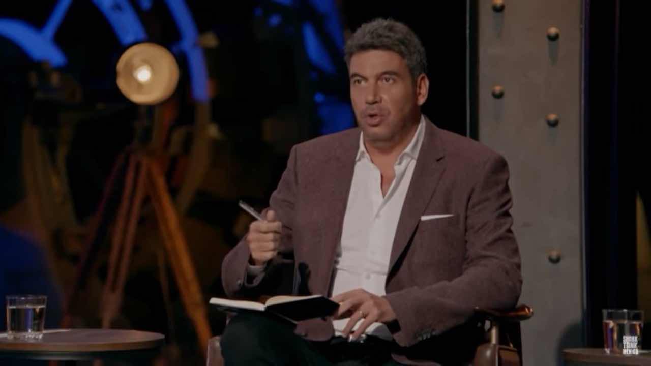 Joven vende cosas de su exnovia en tianguis para recuperar lo invertido