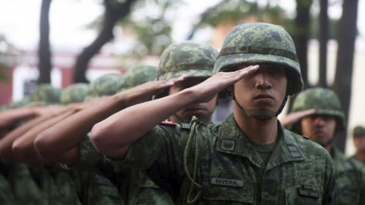 ¿Cuántos días de AGUINALDO y prestaciones ADICIONALES reciben los MILITARES en México?