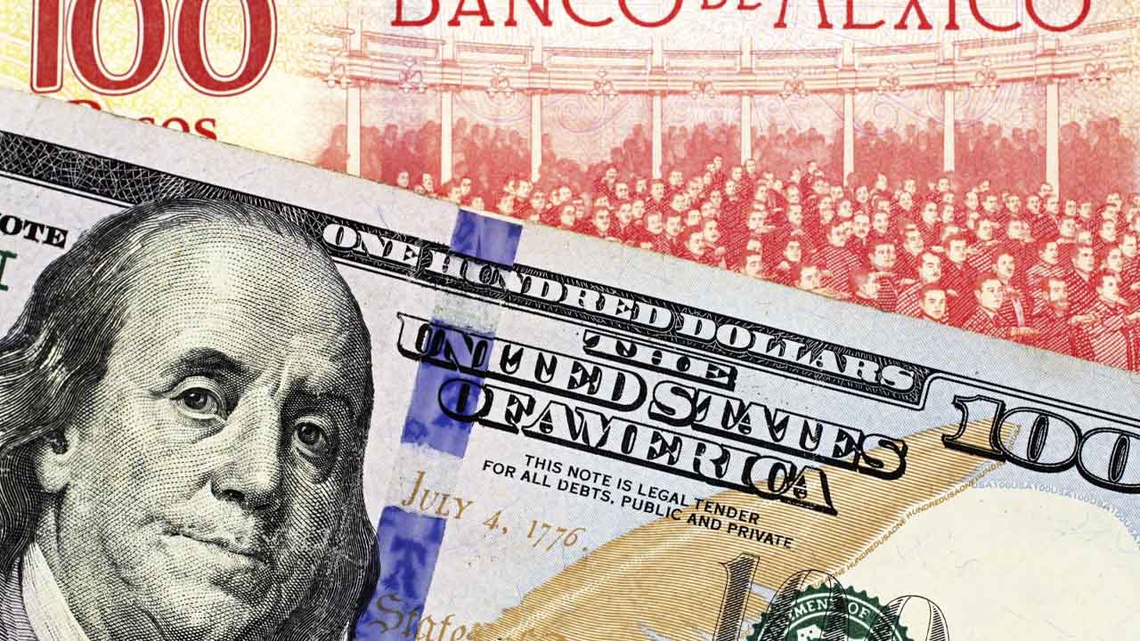 Este día el dólar gana al peso