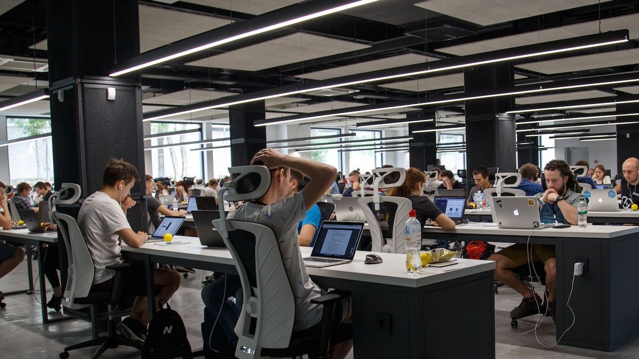 Tras la llegada de MUSK, EMPLEADA de TWITTER duerme en el SUELO