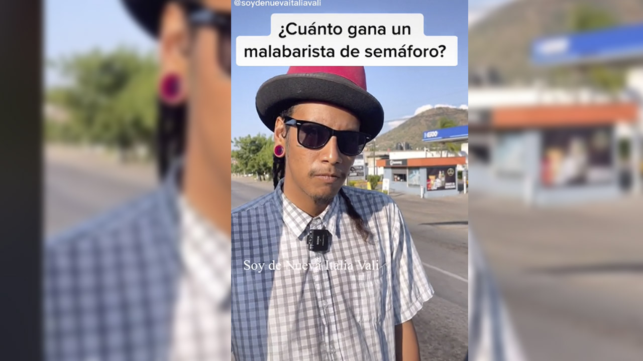 MALABARISTA migrante gana hasta MIL 500 PESOS al día en un SEMÁFORO de México