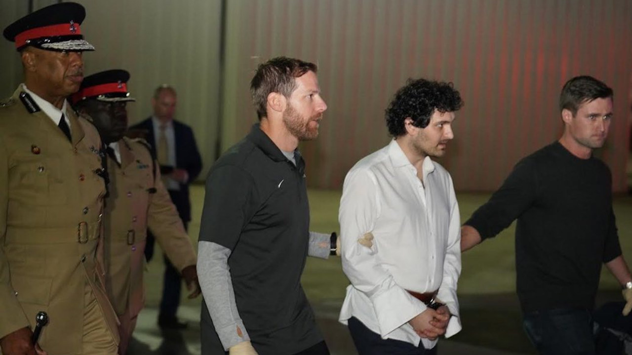 Sam Bankman-Fried, ex CEO de FTX, llega a EEUA: enfrentará cargos por fraude