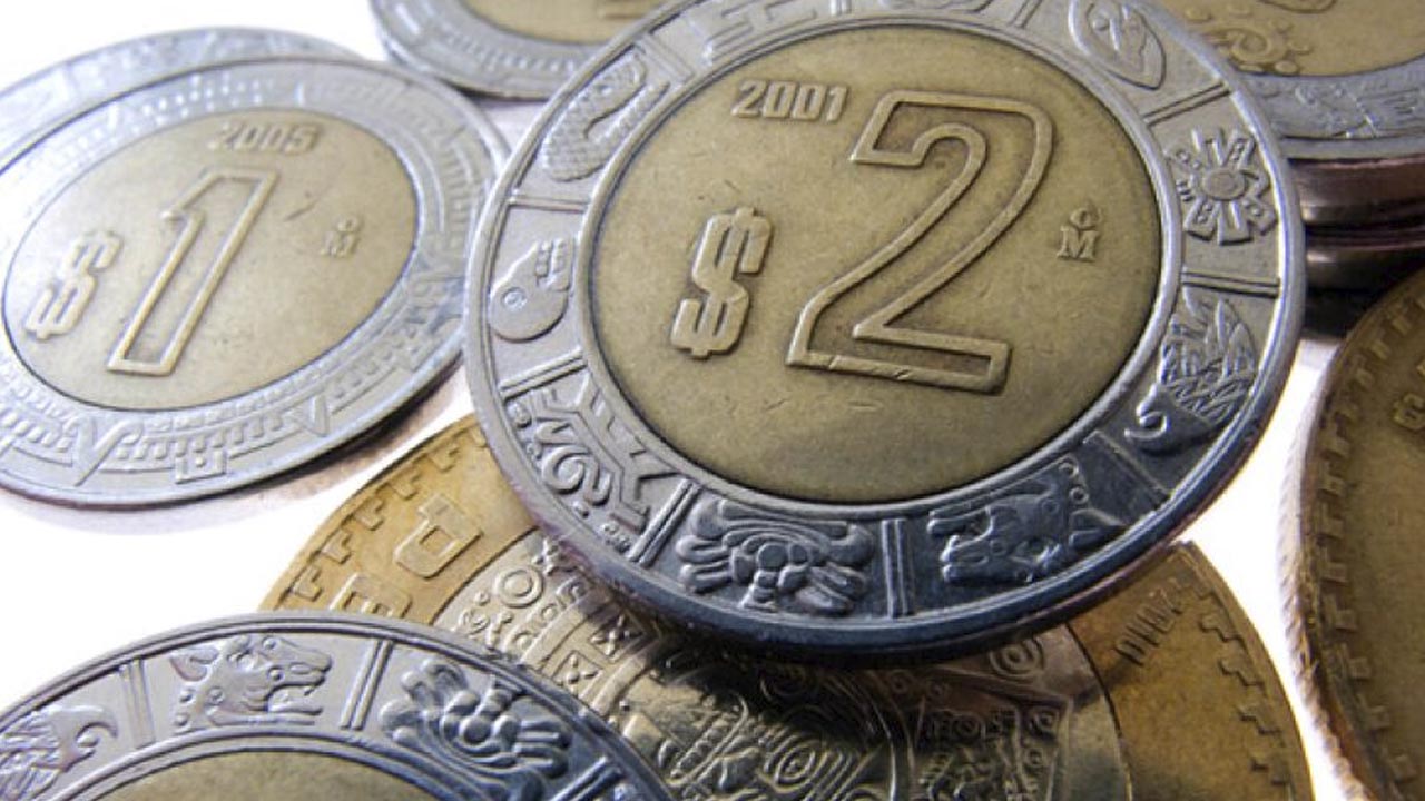 ¿Dinero del futuro? Moneda de 2 pesos con error en fecha se vende en 90 mil pesos en internet