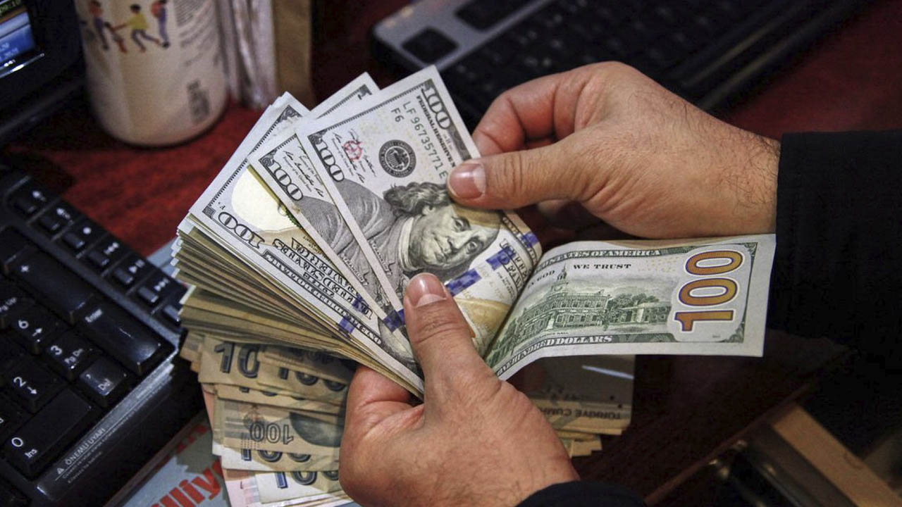 Dólar gana al peso en cierre de cotización hoy 27 de diciembre de 2022 en México