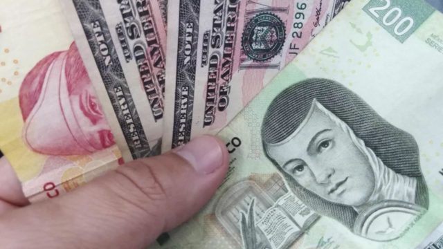 El dólar pierde ante el peso mexicano
