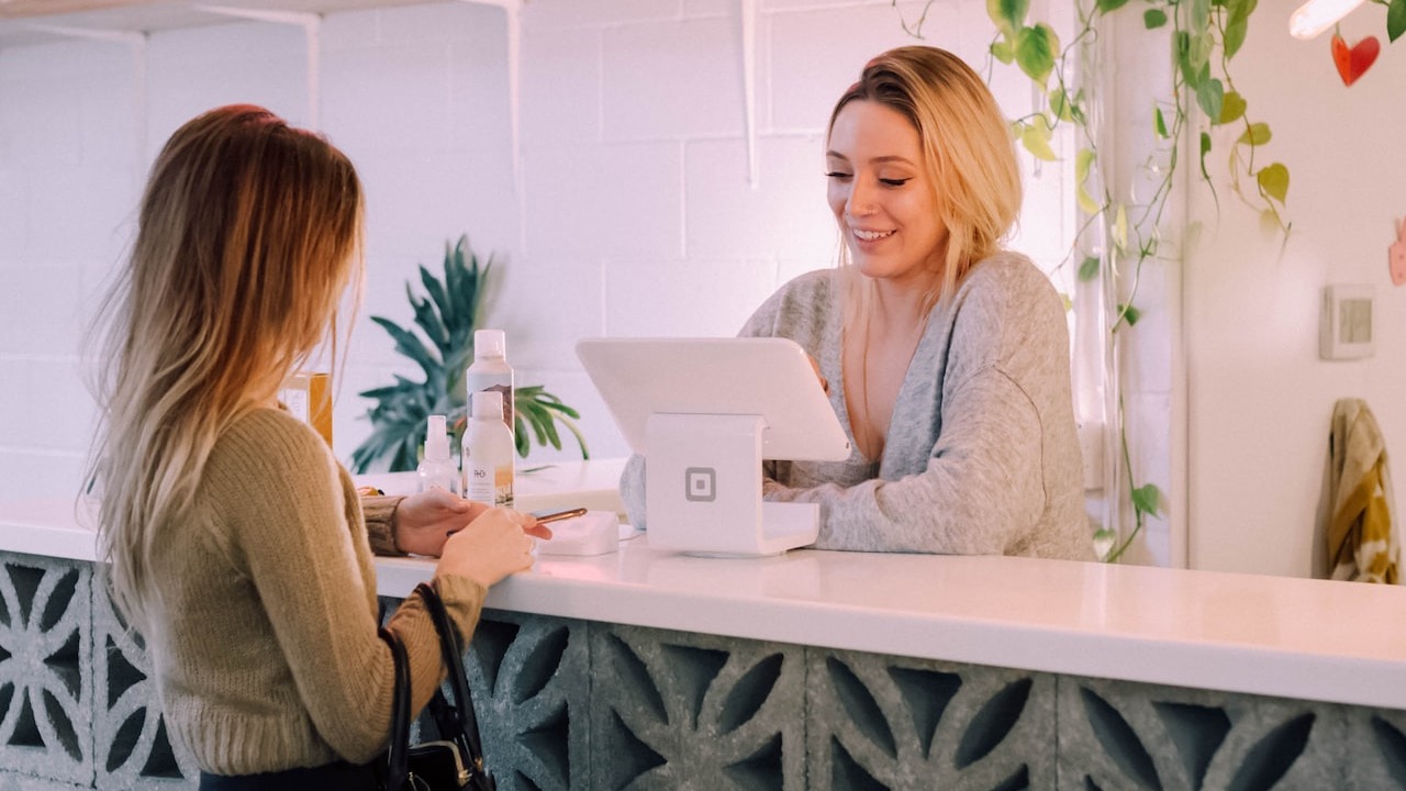 ¿Debes en una tienda departamental? A esto pueden y no pueden obligarte