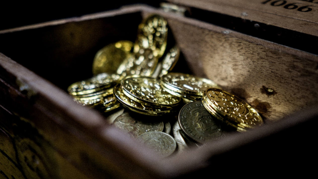 ¿En qué lugares puedo buscar monedas raras de colección?