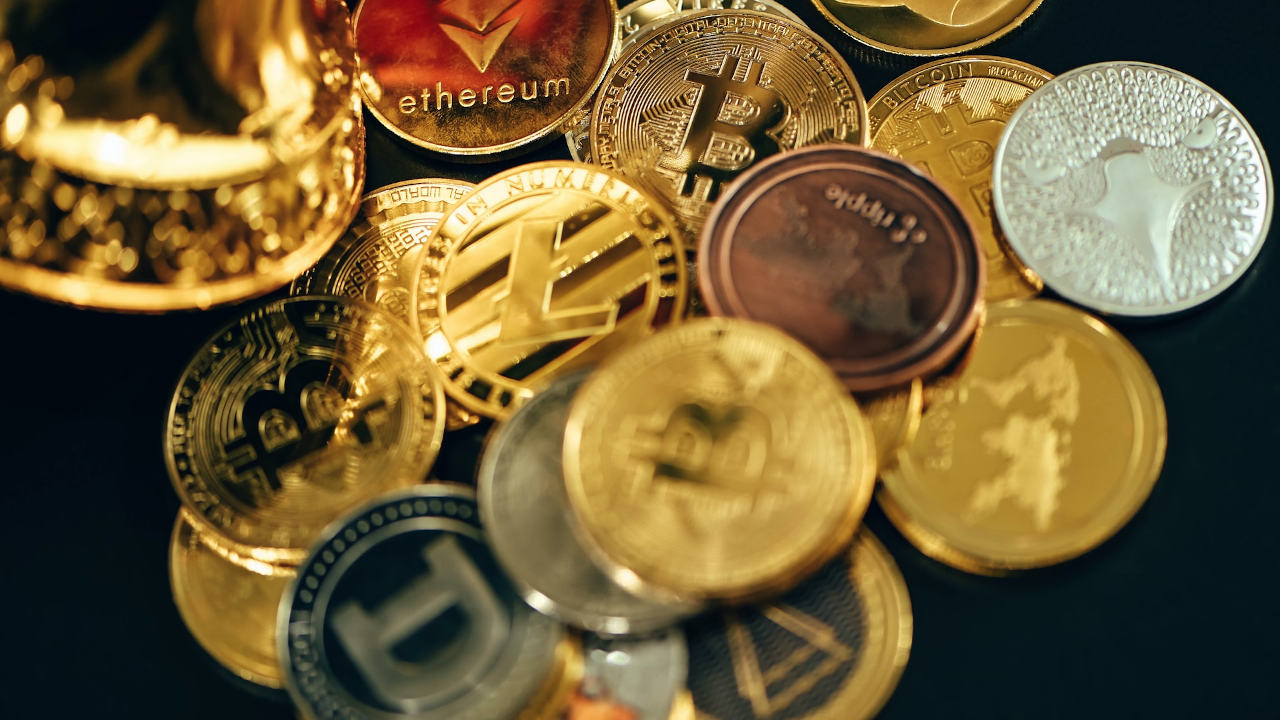 Bitcoin retrocede tras tocar los 24 mil dólares, inversionistas esperan decisión de la Fed