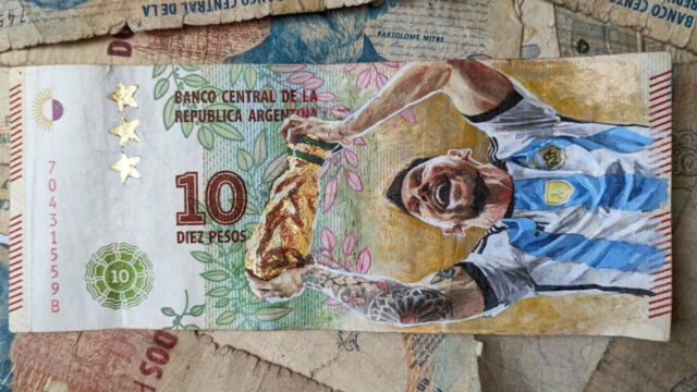 Inflación lleva a artista argentino a pintar encima de billetes