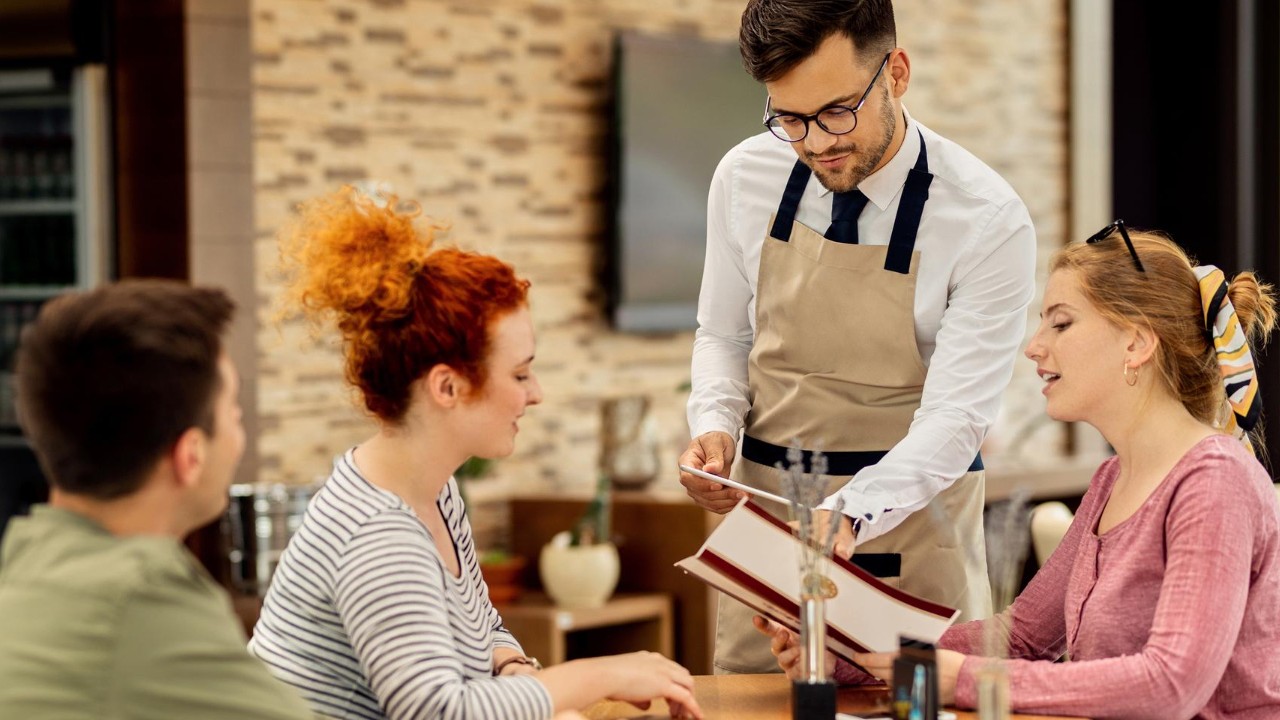 ¿Agregaron a tu cuenta la propina? No lo permitas