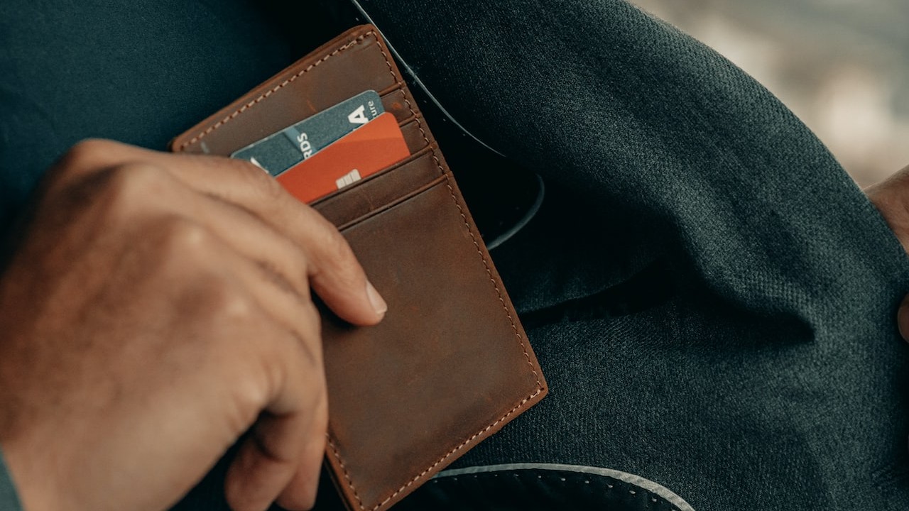 ¿Cuánto debo pagar para reponer mi tarjeta de débito?