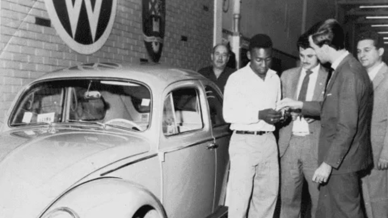 Primer auto de Pelé será puesto a subasta