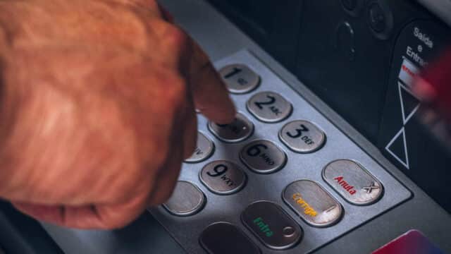 5 pasos para ayudar a los adultos mayores a usar un cajero automático con confianza