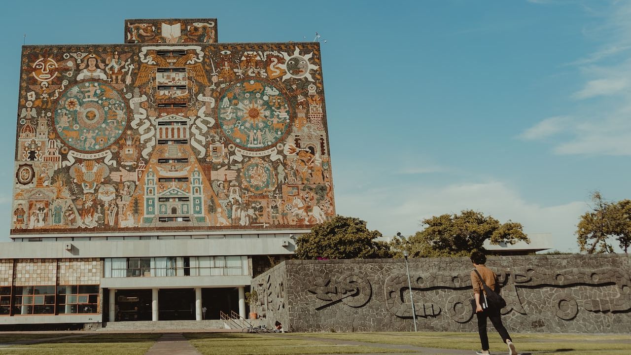 Conoce las carreras mejor y peor pagadas en México