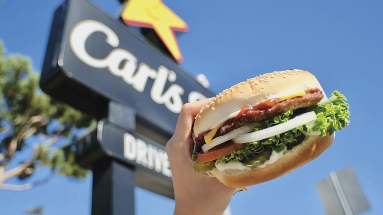 Empleados de Carl’s Jr. ganan más que recién egresados en México