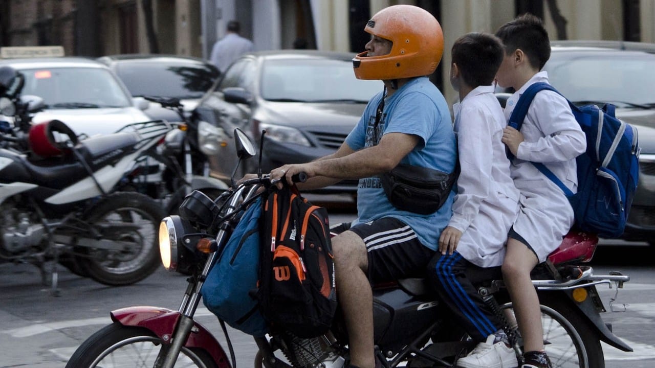 ¿Cuáles son las multas por llevar niños en una moto en la CDMX?