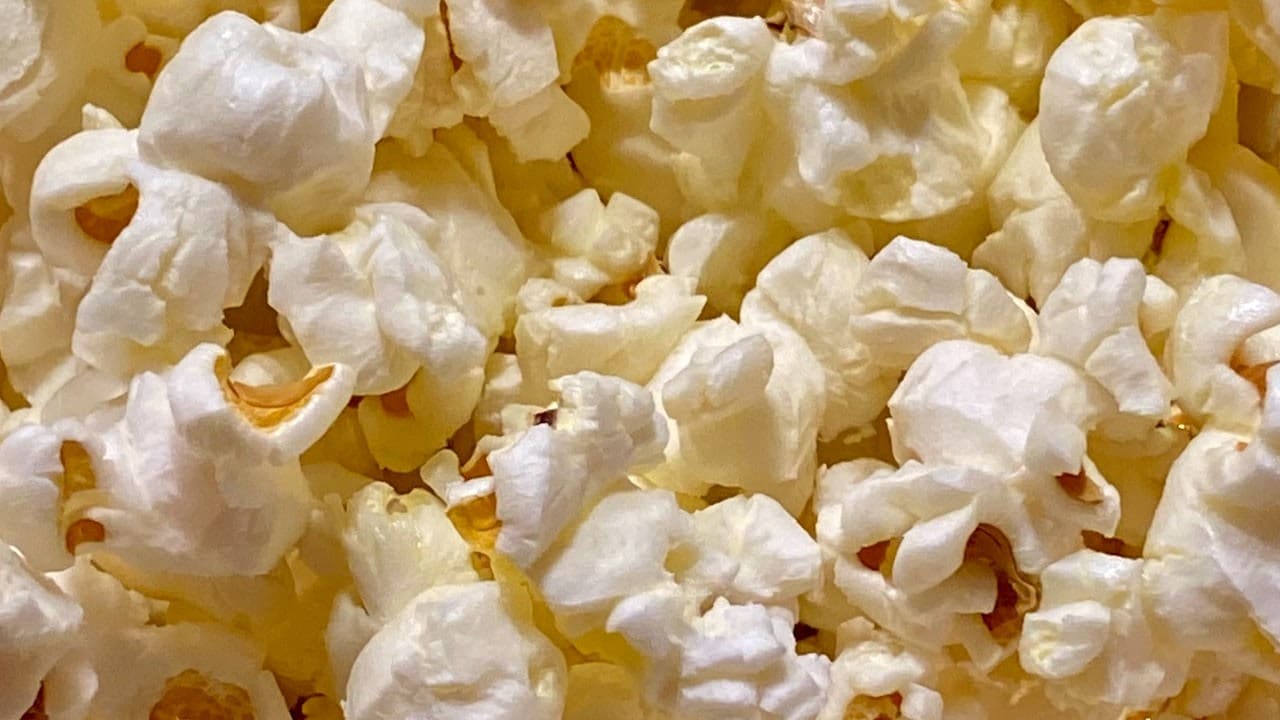 ¿Qué tamaño de palomitas es el más barato en el cine?