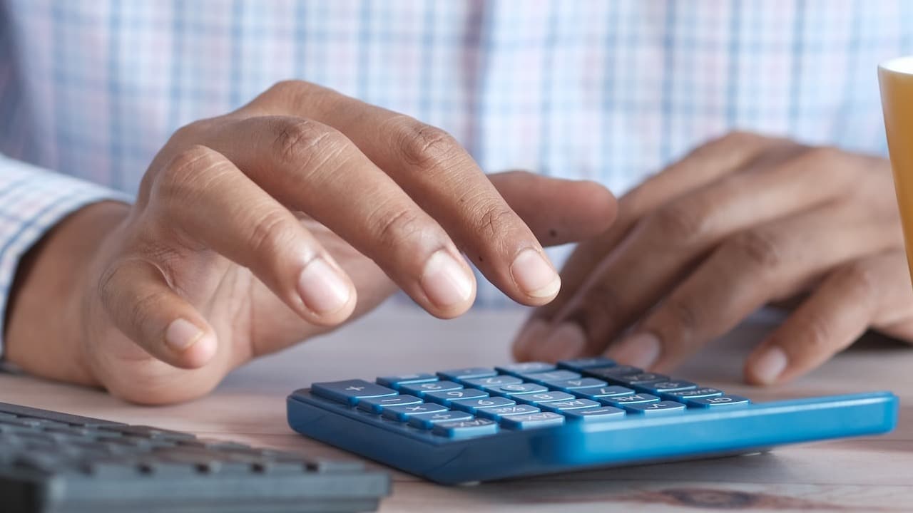 ¿Qué deducciones personales debes declarar al SAT este 2023?
