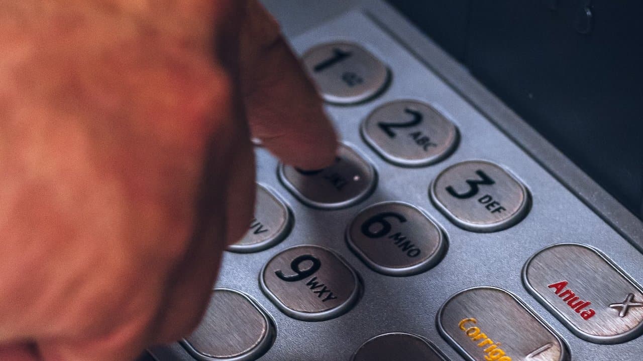 ¿Sabes cómo clonan tu tarjeta de crédito en las gasolineras? 