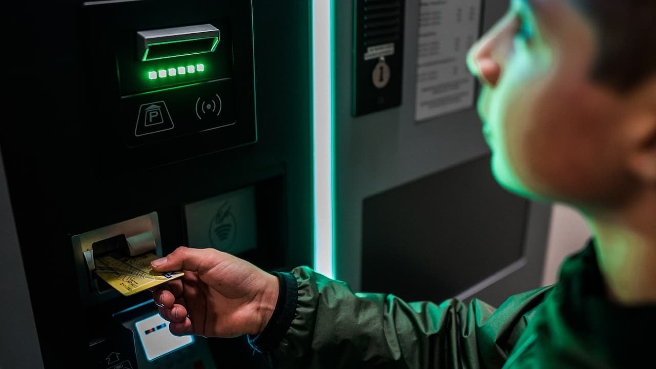 ¿Sabes cómo clonan tu tarjeta de crédito en las gasolineras?