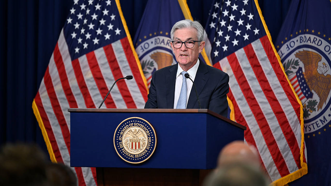 Bromistas rusos engañan a Jerome Powell, titular de la Fed en EEUU