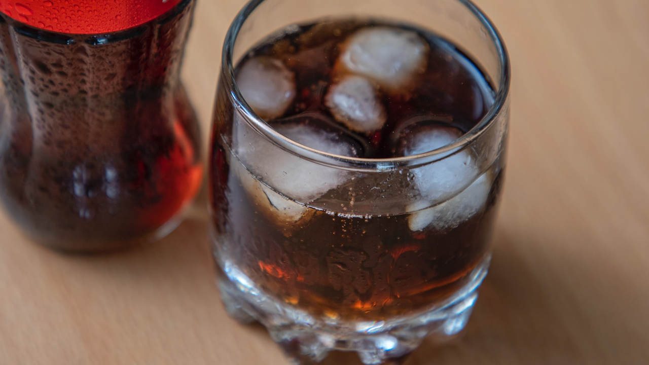 Deja el refresco y ahorra más de 6 mil pesos al año