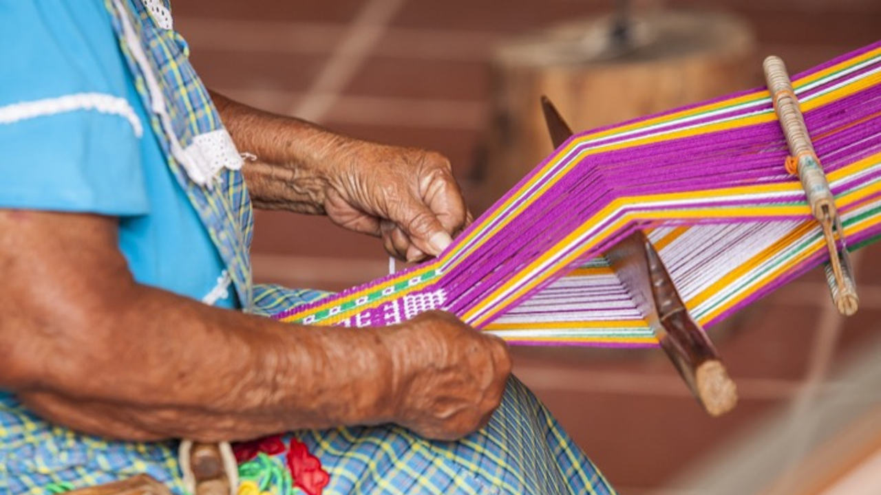 Llevan créditos y educación financiera para artesanas en Oaxaca