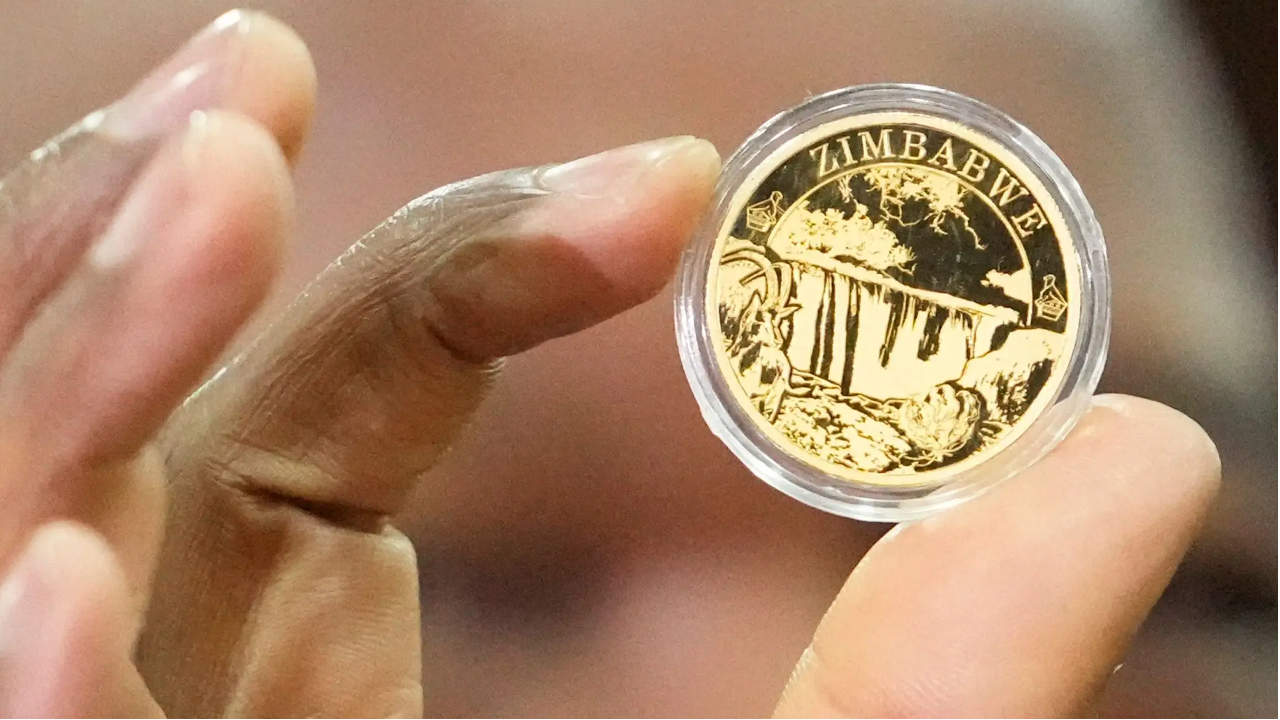 Zimbabue emite monedas de oro para combatir la inflación