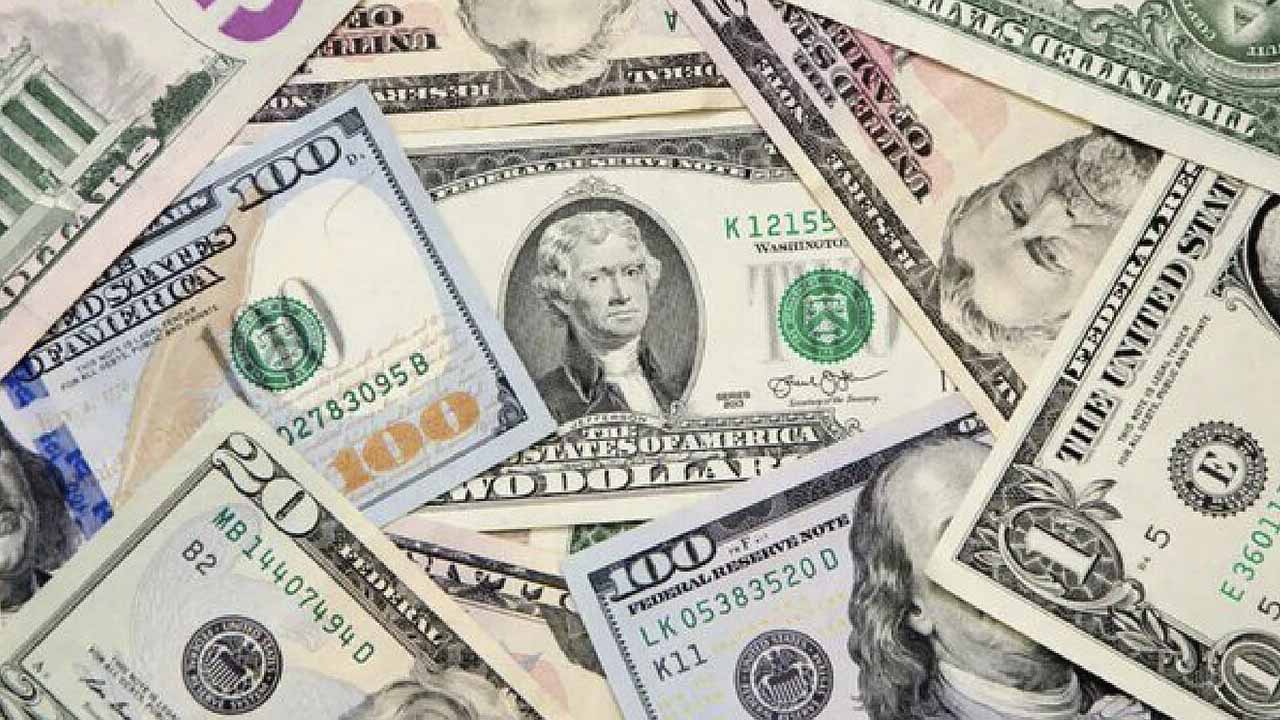 El dólar llega este sábado con una ligera caída