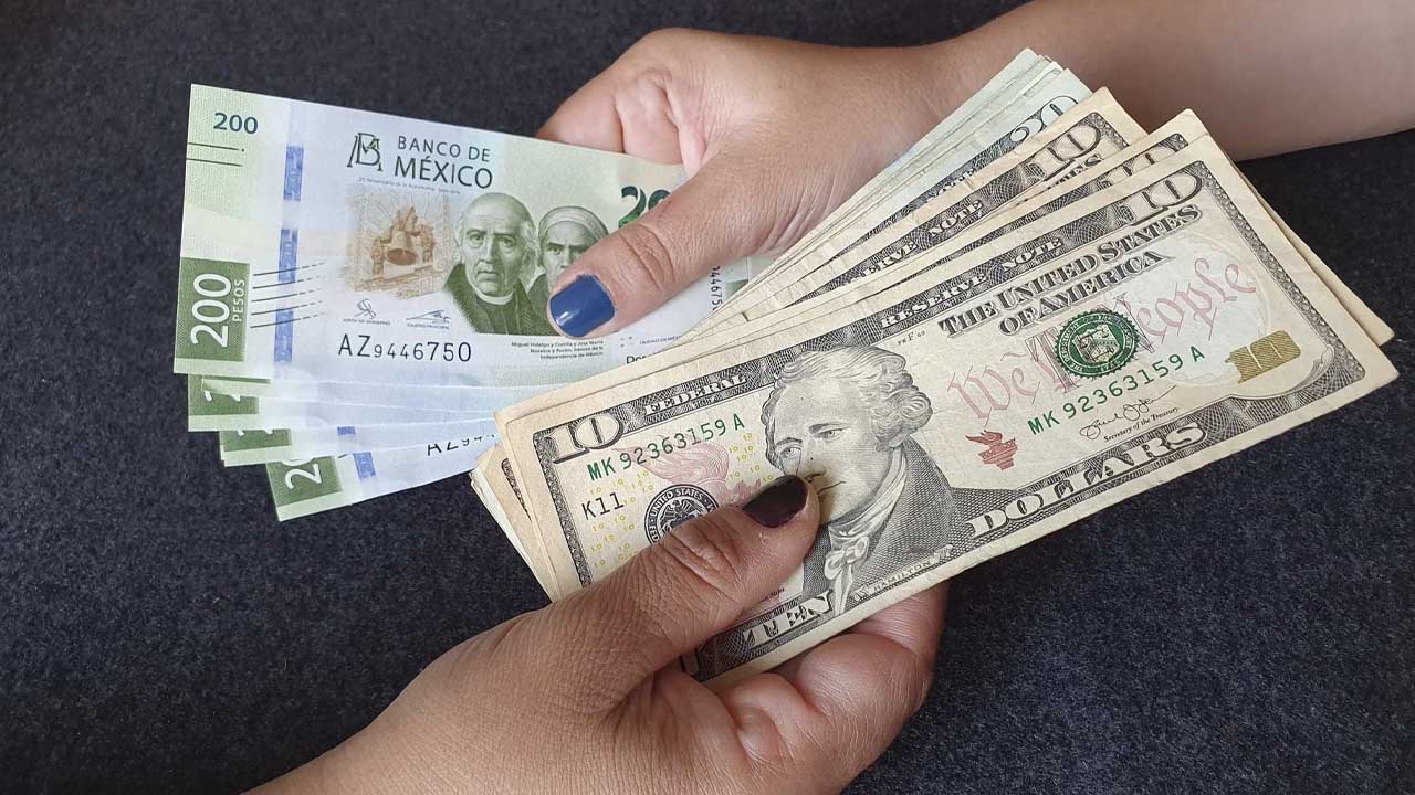El peso cede ante el dólar