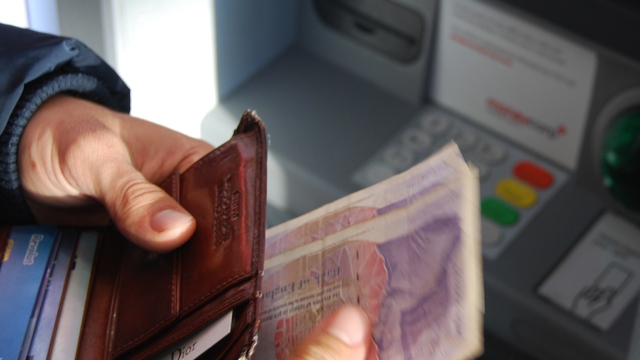 ¿Cómo puedo hacer depósitos en el cajero del banco?