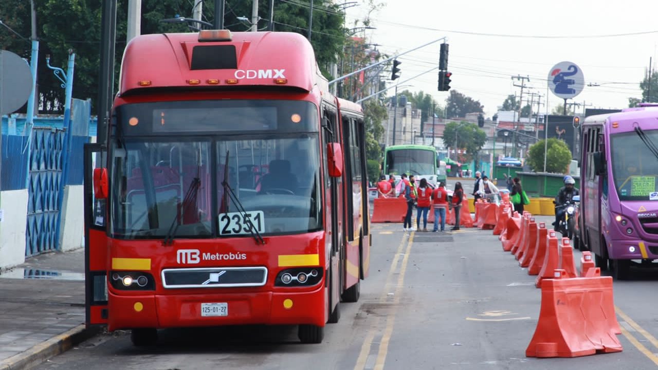 ¿Quiénes son las personas que entran gratis al Metrobús?