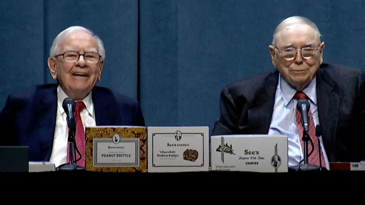 El dólar no dejará de ser una moneda de reserva: Warren Buffett