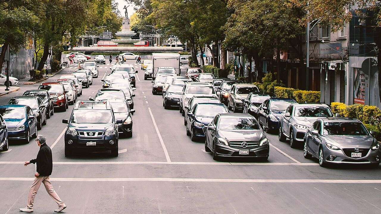La maniobra que siempre haces al conducir y por la que te pueden multar
