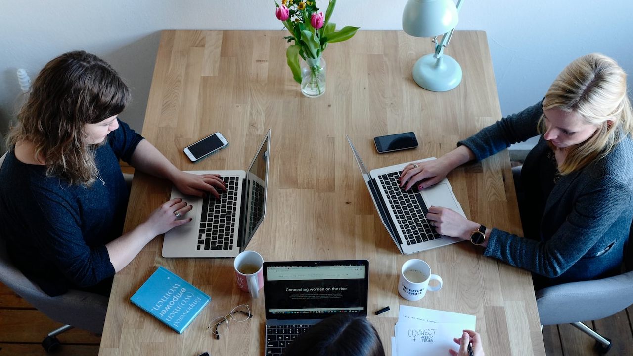 ¿Te pueden despedir si no atiendes mensajes después de tu salida?