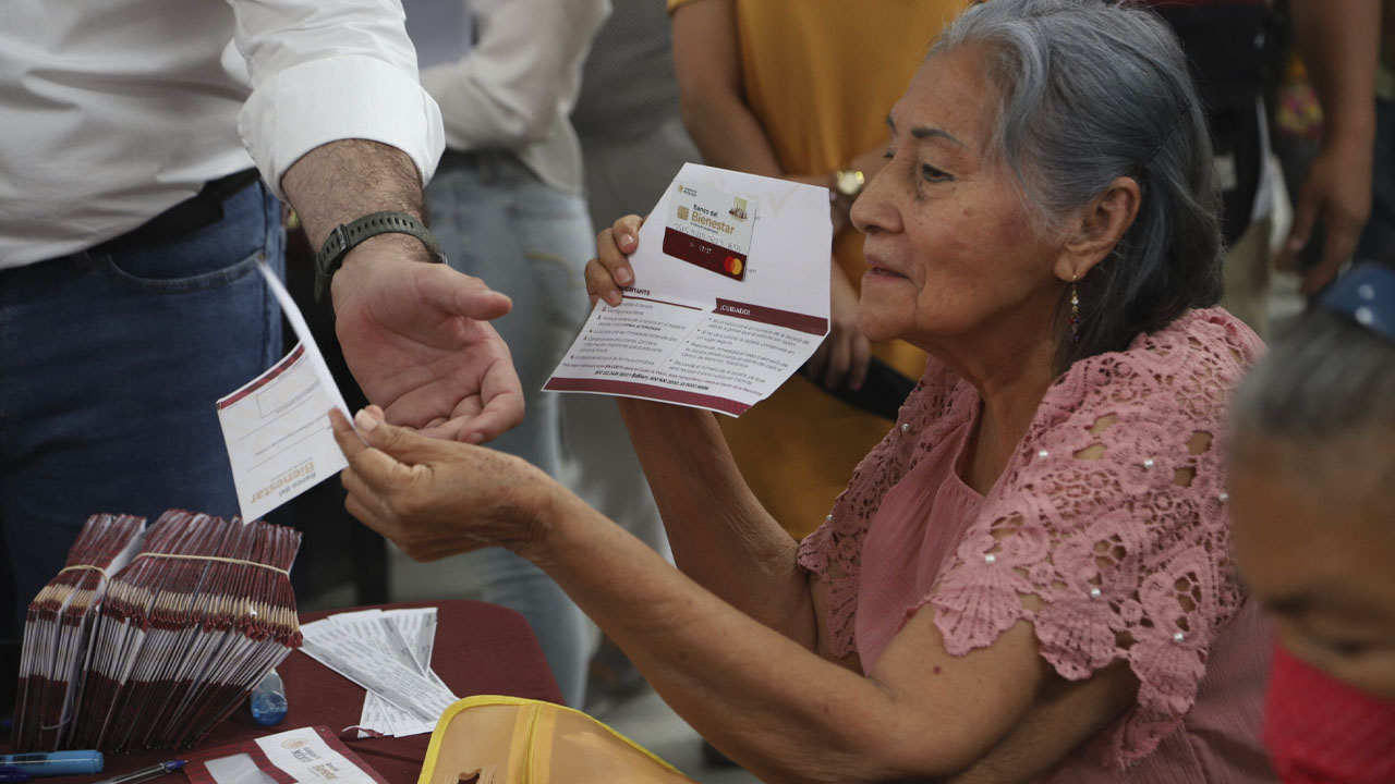 ¿Qué adultos mayores deben cambiar su tarjeta del Bienestar en Mayo?