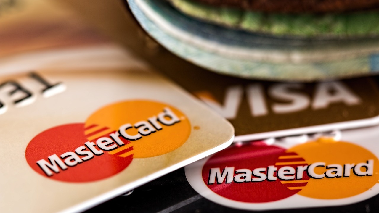 ¿La comisión para tarjeta de crédito y débito desaparecerá? 