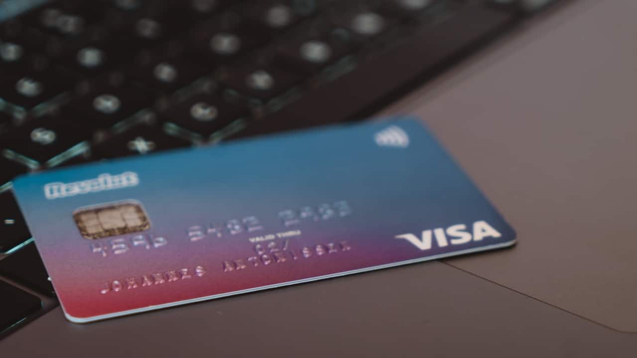 Razones por las que ladrones se fijan en tus tarjetas bancarias