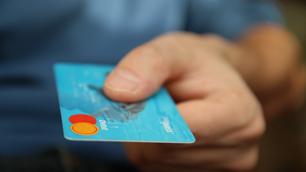 Razones por las que ladrones se fijan en tus tarjetas bancarias