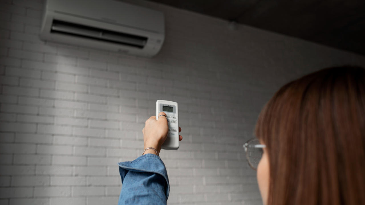 7 trucos para usar el aire acondicionado en casa sin gastar una fortuna